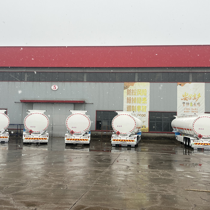 20 YOUCAN Fuel Tanker Trailers Shipped to Ecuador in Snowy Conditions