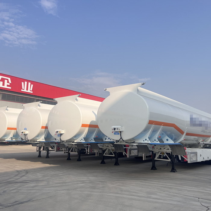 Carbon Steel vs Aluminum Tanker Trailer: Which One Is Right for Your Business?